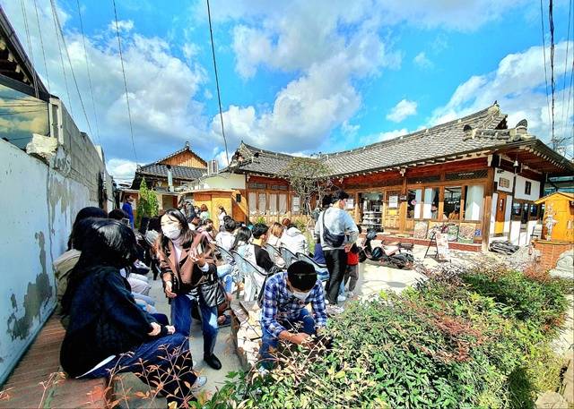 경주시가 2015년부터 10년간 추진한 사업으로 황리단길이 국내외 관광객들이 몰려드는 핫플레이스로 변화하고 있다. 경주시 제공