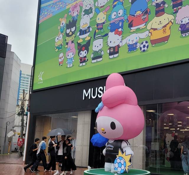 대구 중구 무신사 스토어 대구에서 한국프로축구연맹(K리그)과 산리오캐릭터즈가 협업해 'K리그ⅹ산리오캐릭터즈'가 진행 중인 가운데 24일 오후 비가 내리는 궂은 날씨에도 불구하고 축구 팬들의 발길이 이어지고 있는 모습이다. 권영진 기자
