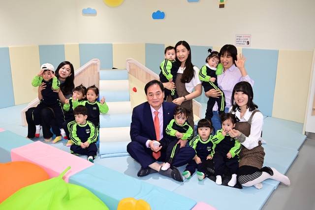배낙호 김천시장이 육아종합센터를 찾아 어린이들과 즐거운 시간을 가졌다. 김천시 제공