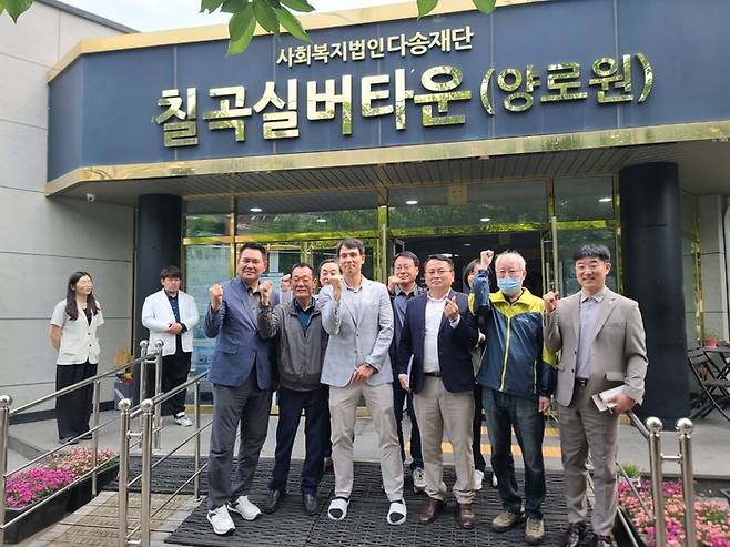 이민국 칠곡실버타운 원장(왼쪽 세번째)이 23일 칠곡실버타운을 방문한 장유덕 울진군의원(왼쪽 첫번째) 등 울진군 관계자들과 기념촬영을 하고 있다. <칠곡실버타운 제공>