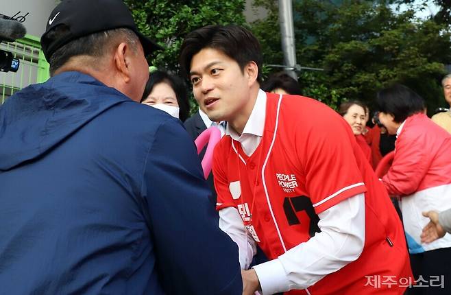 25일 제주를 찾은 김용태 국민의힘 비대위원장이 김문수 후보 지지자와 악수하고 있다. ⓒ제주의소리