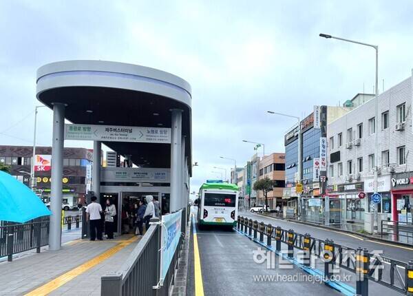 지난 9일 본격 개통해 운영을 시작한 섬식정류장. ⓒ헤드라인제주