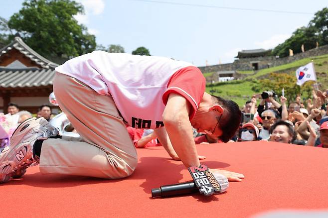 김문수 국민의힘 대선 후보가 25일 충남 공주시 공산성에서 열린 유세에서 절하고 있다. (사진 = 뉴시스)