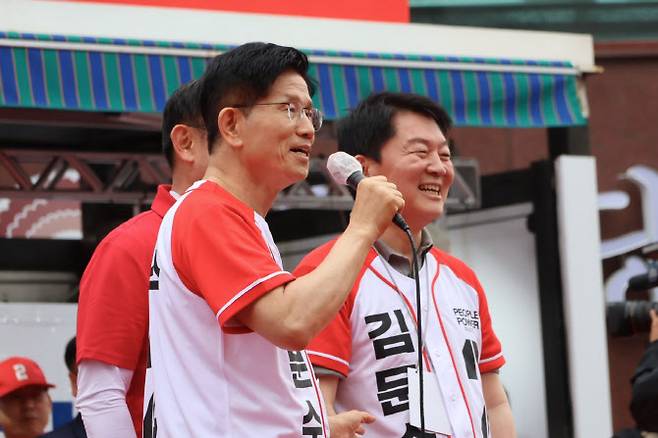 안철수 국민의힘 공동선대위원장(맨 오른쪽)이 24일 경북 영주시 유세에서 김문수 후보를 지원하고 있다.(사진 = 안철수 위원장 SNS 캡쳐)