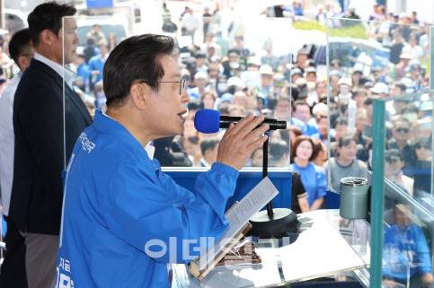 [이데일리 노진환 기자] 이재명 더불어민주당 대선 후보가 25일 오후 충남 당진시 당진전통시장에서 열린 유세에서 시민들에게 지지를 호소하고 있다.