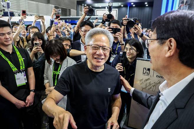 젠슨 황(가운데) 엔비디아 최고경영자가 지난 20일 대만 타이베이의 한 행사장을 방문하고 있다. (사진=AFP)