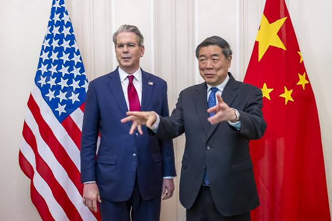 스콧 베센트(왼쪽) 미국 재무장관과 허리펑 중국 국무원 부총리가 지난 10일(현지시간) 스위스 제네바에서 무역 회담을 위해 만나 이야기하고 있다. (사진=AFP)