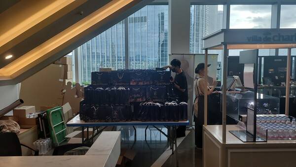 - 티켓을 가지고 있다면 웰컴 킷을 받을 수 있다