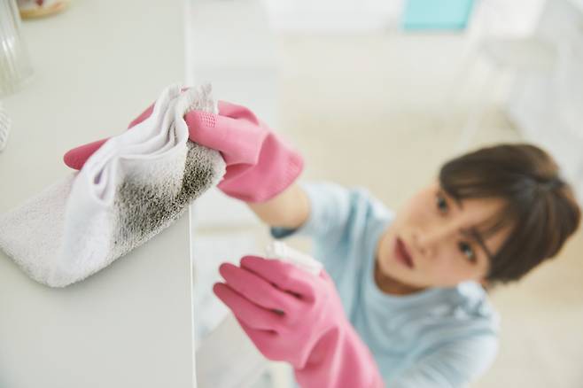 청소 등 집안일을 부지런하게 하면 적당한 강도의 유산소 운동이 된다. 의자에서 일어나 하는 다양한 신체 활동은 심혈관 질환 예방에 도움이 된다. [사진=게티이미지뱅크]