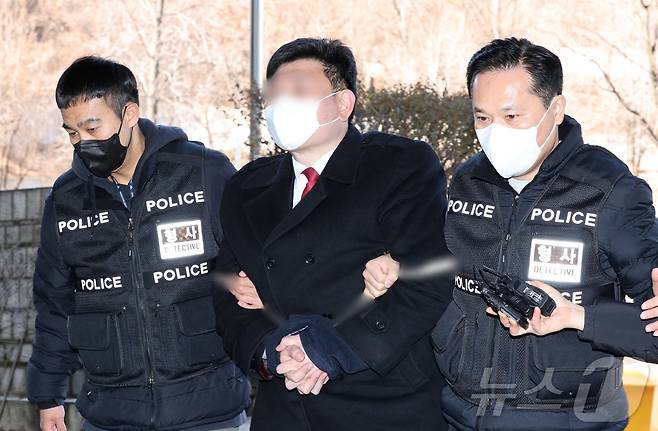 영화 마블 캐릭터 '캡틴 아메리카' 복장을 하고 중국대사관과 경찰서 난입을 시도한 윤석열 대통령 지지자 안 모 씨. 2025.2.22/뉴스1 ⓒ News1 박세연 기자