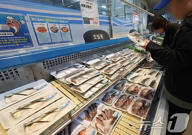 밥상 위에 주로 오르는 고등어·오징어 수산물의 소비자 가격이 크게 뛰면서  대형마트는 물량 확보 및 가격 인하에 주력하면서 고객 모으기에 집중하고 있다. 서울 시내의 한 대형마트 수산코너. 2025.3.23/뉴스1 ⓒ News1 허경 기자