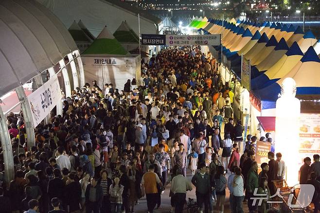 지난해 강릉단오제에 모여든 관광객들.(강릉단오제 위원회 제공, 재판매 및 DB금지)