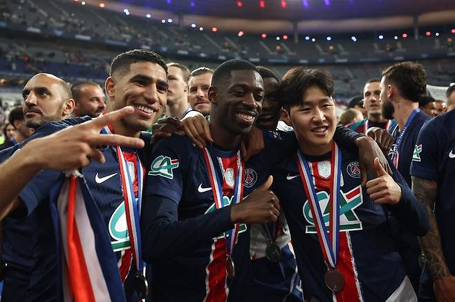 팀 동료들과 기념촬영을 하는 이강인. AFP연합뉴스