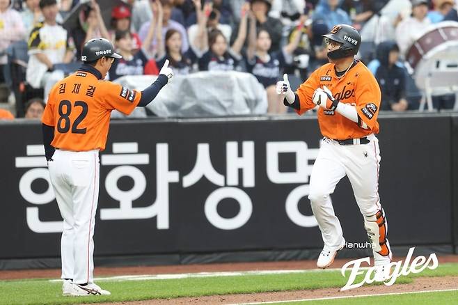 한화 채은성(오른쪽)이 24일 대전 한화생명 볼파크에서 열린 2025 KBO리그 롯데전에서 5회말 투런 홈런을 때린 후 베이스를 돌고 있다. 사진 | 한화 이글스