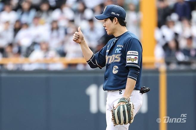 박민우가 동료 선수에게 엄지척을 보내고 있다. 사진 | NC 다이노스