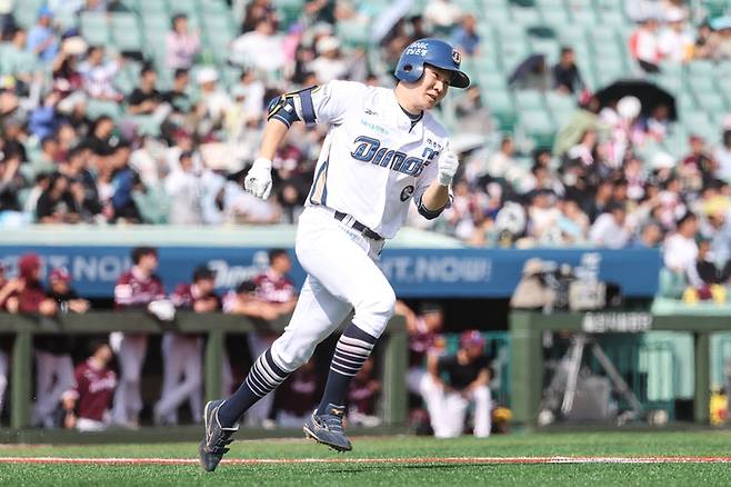 박민우가 타격 후 1루를 향해 질주하고 있다. 사진 | NC 다이노스