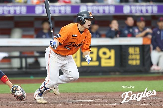 한화 문현빈이 24일 대전 한화생명 볼파크에서 열린 2025 KBO리그 롯데전에서 안타를 치고 있다. 사진 | 한화 이글스