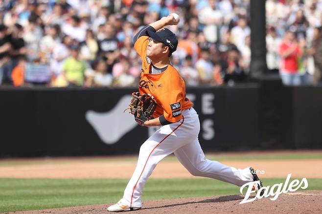 한화 주현상이 25일 대전 한화생명 볼파크에서 열린 2025 KBO리그 롯데전에서 5회 문동주에 이어 등판해 역투하고 있다. 사진 | 한화 이글스