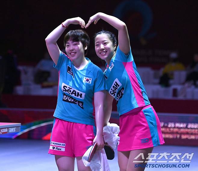 신유빈, 유한나가 22일 카타르 도하 루사일 아레나에서 열린 2025 국제탁구연맹(ITTF) 세계선수권대회 여자복식 8강 일본 오도 사츠키 - 요코이 사쿠라와 경기 승리 후 환호하고 있다. 2025. 5. 22. 사진공동취재단