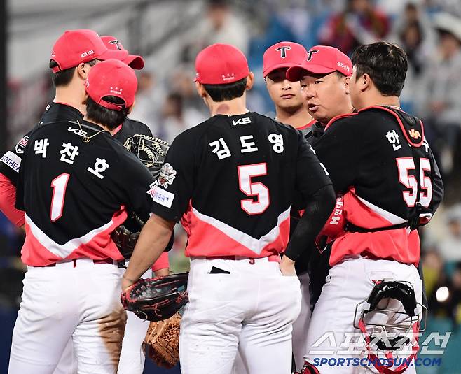 24일 대구 삼성라이온즈파크에서 열린 KBO리그 삼성과 KIA의 경기. 4-4. 8회말 1사 1, 2루. 직접 마운드에 나서 선수들 독려하는 KIA 이범호 감독. 대구=송정헌 기자songs@sportschosun.com/2025.05.24/