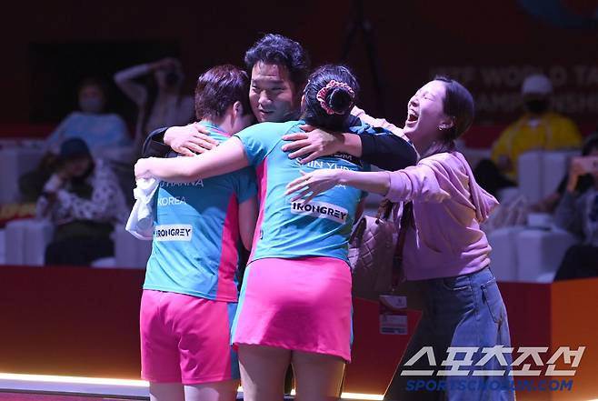 신유빈, 유한나가 22일 카타르 도하 루사일 아레나에서 열린 2025 국제탁구연맹(ITTF) 세계선수권대회 여자복식 8강 일본 오도 사츠키 - 요코이 사쿠라와 경기 후 이태성 대한탁구협회장, 채문선 전 부회장과 포옹을 하고 있다. 2025. 5. 22.  사진공동취재단
