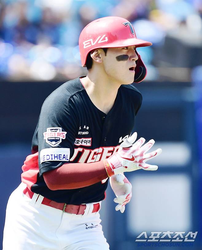 25일 대구 삼성라이온즈파크에서 열린 KBO리그 삼성과 KIA의 경기. 1회초 KIA 김도영이 삼성 원태인을 상대로 선제 솔로홈런을 날렸다. 그라운드를 돌고 있는 김도영. 대구=송정헌 기자songs@sportschosun.com/2025.05.25/