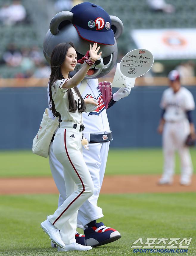 걸그룹 키키(KiiiKiii) 멤버 이솔은 두산 베어스 유니폼을 입고 시구를 위해 잠실구장을 찾았다. <사진 제공=두산 베어스>