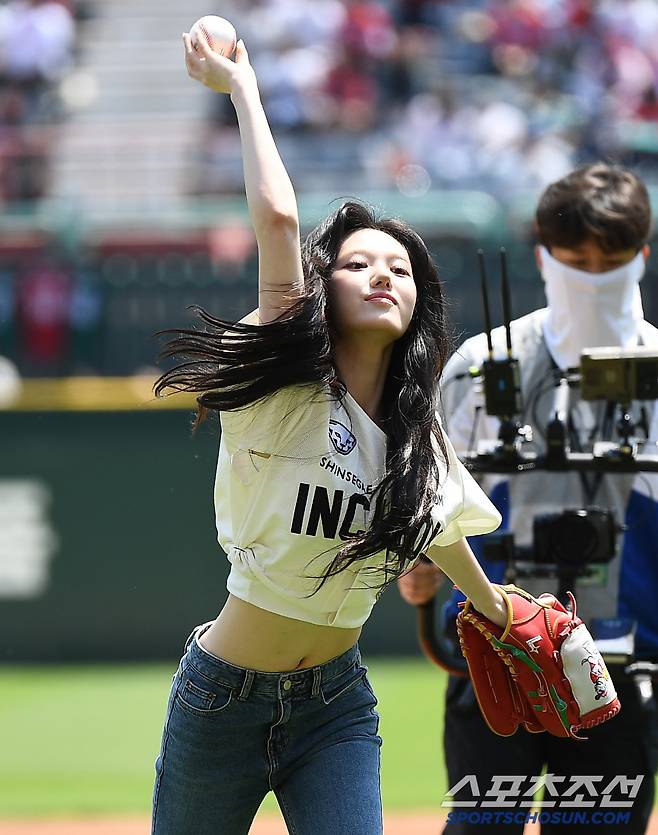 25일 인천 SSG랜더스필드에서 열린 LG-SSG전. 신인 걸그룹 키키 수이가 시구하고 있다. 있다. 인천=정재근 기자 cjg@sportschosun.com/2025.5.25/
