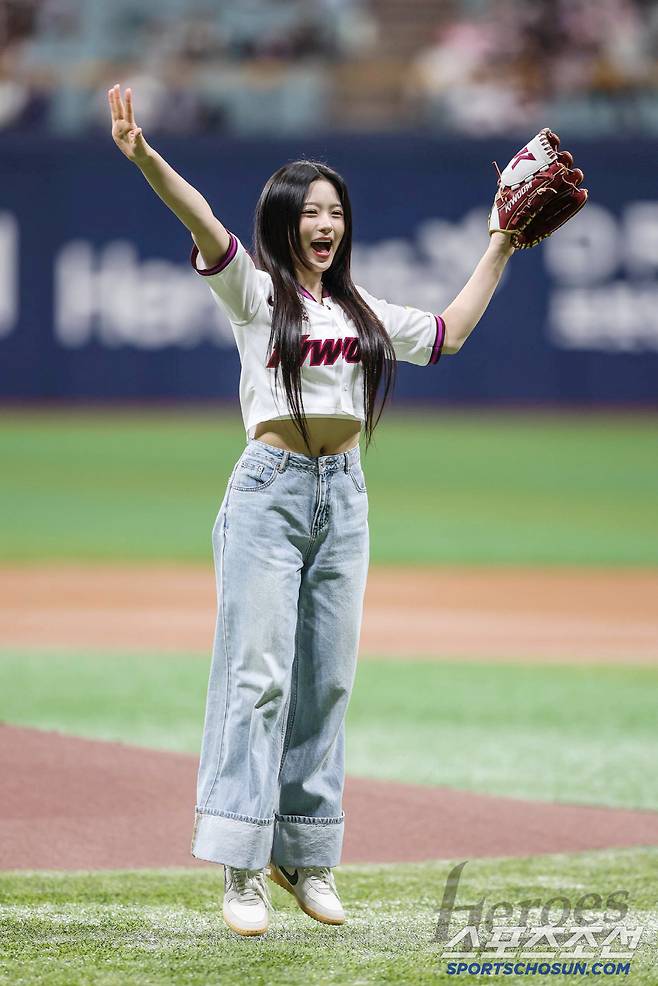 걸그룹 키키(KiiiKiii) 멤버 키야가 키움 히어로즈 유니폼을 입고 고척돔을 찾아 시구를 했다. <사진제공=키움>