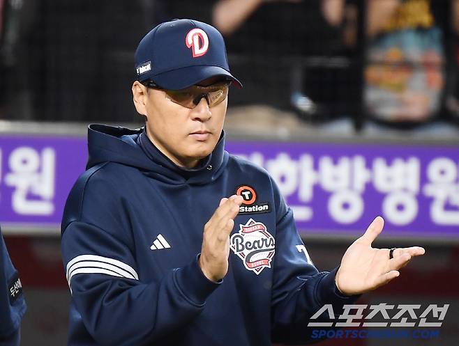 14일 대전 한화생명볼파크에서 열린 두산-한화전. 7대1로 승리한 두산 이승엽 감독이 선수들을 맞이하고 있다. 대전=정재근 기자 cjg@sportschosun.com/2025..5.14/