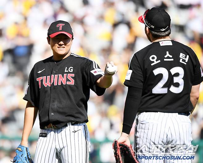 25일 인천 SSG랜더스필드에서 열린 LG-SSG전. 선발 송승기가 7회말 2사 1루에서 교체되며 오스틴에게 공을 넘기고 있다. 인천=정재근 기자 cjg@sportschosun.com/2025.5.25/