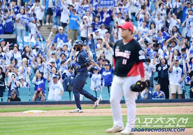 팬들 환호 속에 그라운드를 돌고 있는 디아즈.