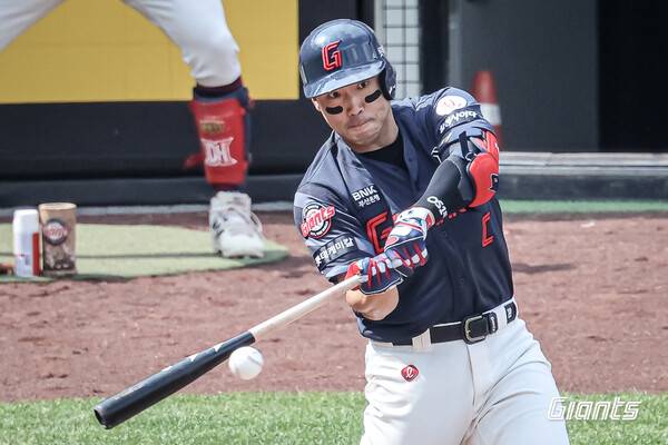 2타점 적시 2루타를 친 전준우. ⓒ롯데 자이언츠