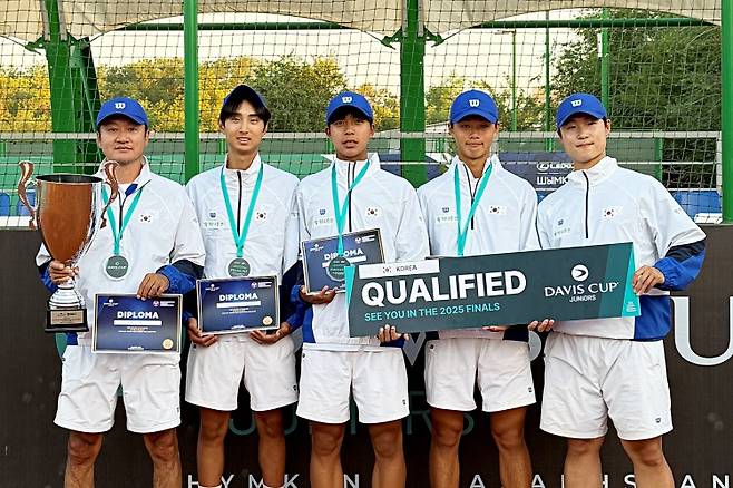 주니어 데이비스컵 지역 예선 준우승한 U16 남자대표팀(윤용일 감독, 김동민, 조민혁, 김동재, 임준우 트레이너 왼쪽부터)