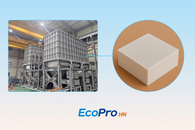 에코프로에이이치엔이 개발한 3세대 촉매인 허니컴 촉매를 적용한 PFC 감축 시스템과 벌집 모양의 허니컴 촉매를 확대한 모습