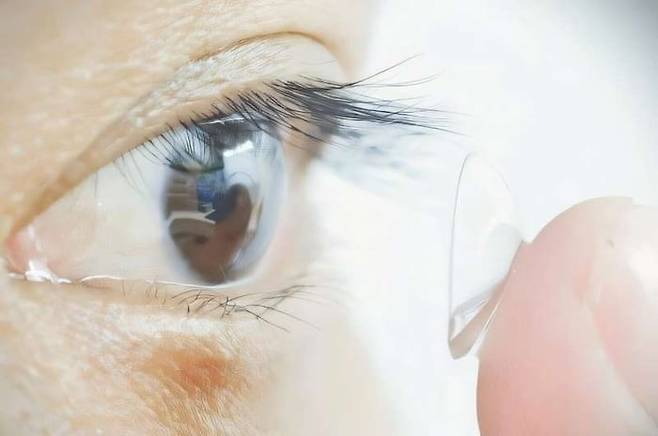 적외선을 볼 수 있게 하는 야간 투시경 콘택트렌즈. [사진=중국 과학기술대(UST)]