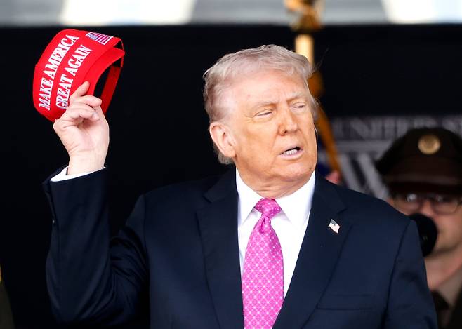 도널드 트럼프 미국 대통령이 24일(현지시각) 미국 뉴욕 웨스트포인트 미 육군사관학교 졸업식에서 연설을 마친 뒤 모자를 벗고 있다. /UPI 연합뉴스