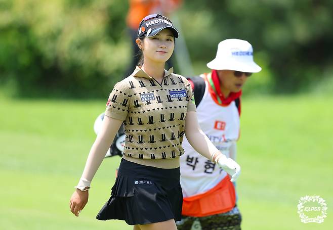 박현경(왼쪽)이 25일 경기도 여주 페럼클럽에서 열린 KLPGA 투어 E1 채리티 오픈 3라운드 5번홀에서 이동하고 있다./KLPGA