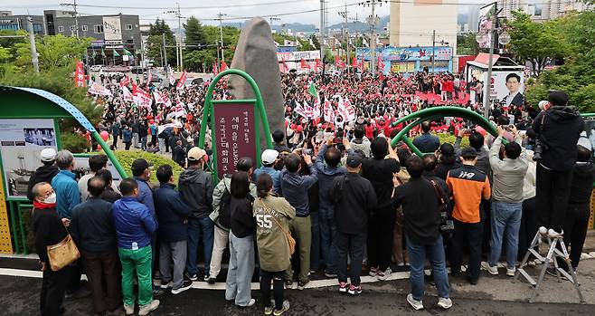 김문수 국민의힘 대통령 후보가 24일 경북 구미시 박정희 전 대통령 생가 인근에서 집중유세를 하고 있다. /뉴스1