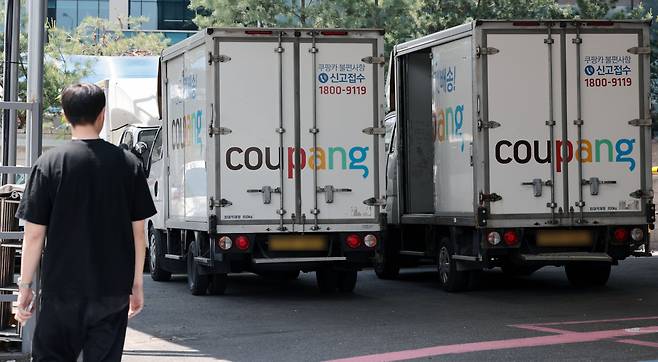 서울 시내의 한 물류 캠프에 쿠팡 배송 차량이 주차돼 있다. / 연합뉴스