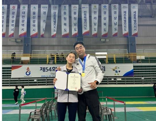 24일 경남 김해에서 열린 제54회 전국소년체육대회 펜싱 여자중등부 플러레 결승전에서 대전 은어송중학교 고예주 선수(왼쪽)가 금메달을 따고 1995년 금메달을 땄던 아버지 고재원 씨와 함께 기념사진을 찍고 있다. 대전시체육회 제공