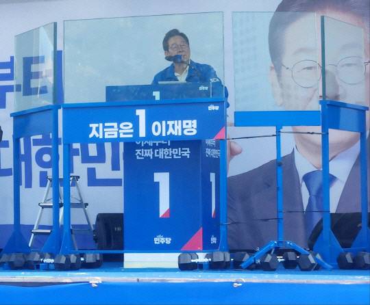 이재명 더불어민주당 후보가 25일 오후 충남 당진 유세 현장에서 발언하고 있다. 김영태 기자