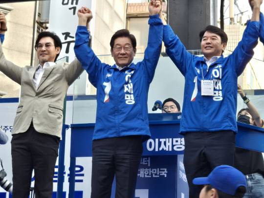 25일 저녁 충남 천안 신부동 신부문화거리에서 가진 유세에서 이재명 더불어민주당 후보(가운데)가 두 손을 들어보이고 있다. 박하늘 기자