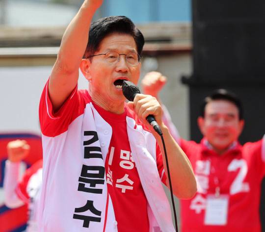 6·3 대통령 선거를 앞둔 25일 오전 충남 논산시 홈플러스 논산점 앞 유세 현장에서 김문수 국민의힘 대선 후보가 어린이와 함께 연단에 올라 시민들에게 인사를 건네고 있다. 김영태 기자