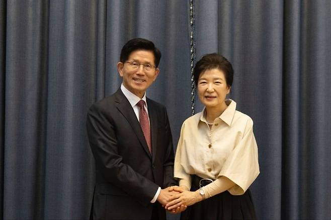 김문수 국민의힘 대선 후보가 24일 대구 달성군에 위치한 박근혜 전 대통령 사저를 찾아 박 전 대통령을 예방했다. ⓒ국민의힘