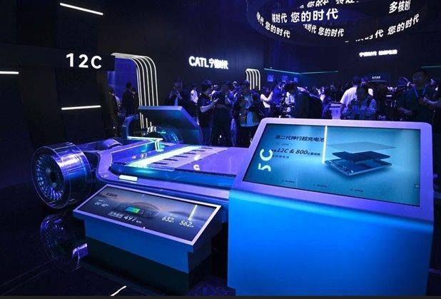닝더스다이(CATL)가 지난달 21일 상하이모터쇼 개막을 앞두고 열린 테크데이 현장에서 초고속 충전 배터리 모델 ‘싱’을 공개하고 있다. ⓒ AFP/연합뉴스