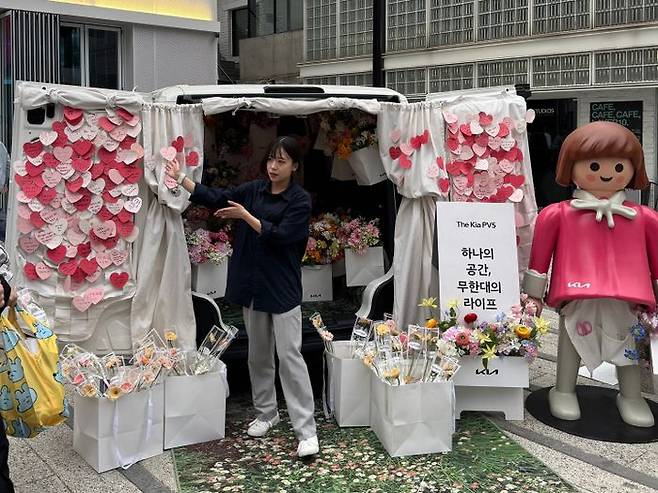 지난 23일 서울 성수동에 위치한 '기아 언플러그드 그라운드' 앞에 이동형 꽃집 컨셉으로 꾸며진 PV5가 전시돼있다. 성수동 로컬 꽃집 '샌프란시스코 플라워'와 협업을 통해 꾸며졌다. ⓒ데일리안 편은지 기자