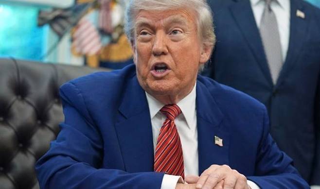 도널드 트럼프 미국 대통령이 23일(현지시간) 미 워싱턴DC 백악관 집무실에서 원자력 에너지 관련 행정명령에 서명한 뒤 취재진의 질문에 답하고 있다.ⓒ AP/뉴시스