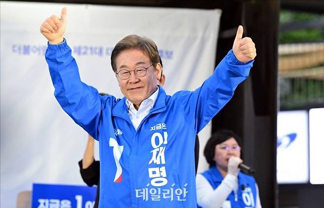 이재명 더불어민주당 대선 후보가 지난 24일 오후 경기도 안산시 안산문화광장 유세를 마친 뒤 지지자들을 향해 엄지를 들어보이고 있다. ⓒ데일리안 홍금표 기자