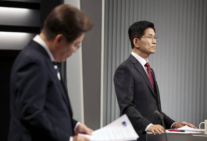 김문수 국민의힘 대선후보가 23일 서울 영등포구 KBS본관 스튜디오에서 열린 중앙선거방송토론위원회 주관 제21대 대통령선거 2차 후보자 토론회 준비를 하고 있다. 왼쪽은 이재명 더불어민주당 후보. 뉴시스